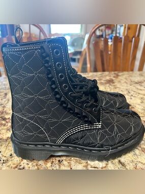 New Dr. Martens Uncommon Black Quilted 1460 Frill Boots w/ Lace Women’s 6